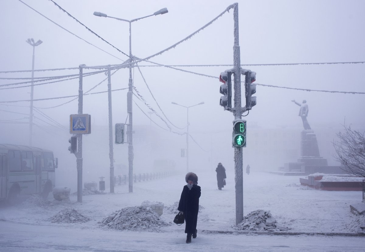 Ngôi làng nhỏ Oymyakon ở phía đông bắc Cộng hòa Sakha (Yakutia) thuộc Liên bang Nga là nơi lạnh nhất thế giới khi nhiệt độ trung bình trong mùa đông là -45 độ C và mức thấp nhất là -71,2 độ C. Cuộc sống khắc nghiệt ở  nơi lạnh nhất thế giới này khiến nhiều người kinh ngạc.